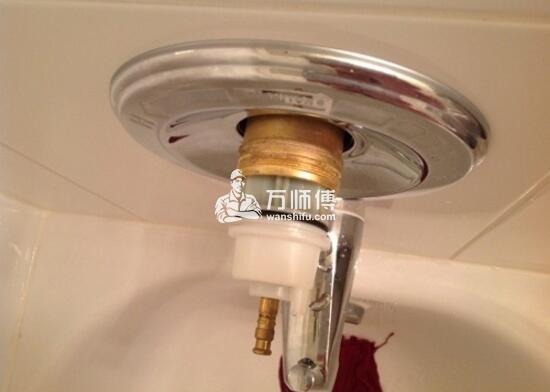 淋浴浴缸混水龙头漏水滴水怎么修怎么拆装混水阀开关修理方法