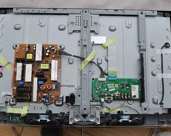 然后检查主板的信号rgb,检查主板输入部分的电路有无虚焊,短路现象