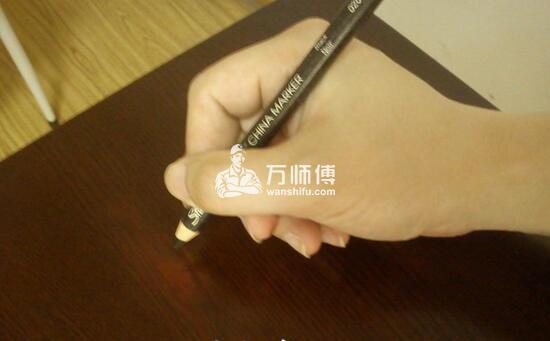 怎样修桌子?实木桌子砸了个洞能补吗？没想到修补如此简单！