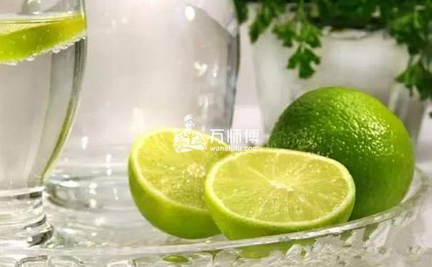 不锈钢水槽水垢清除方法 小苏打清洗水垢轻松一步 万师傅