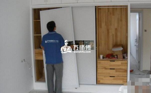 师傅上门安装入墙衣柜的全过程
