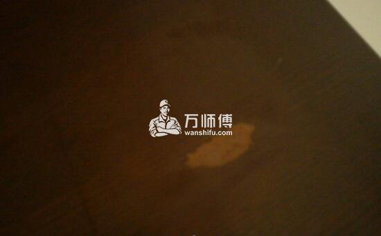 怎样修桌子?实木桌子砸了个洞能补吗？没想到修补如此简单！