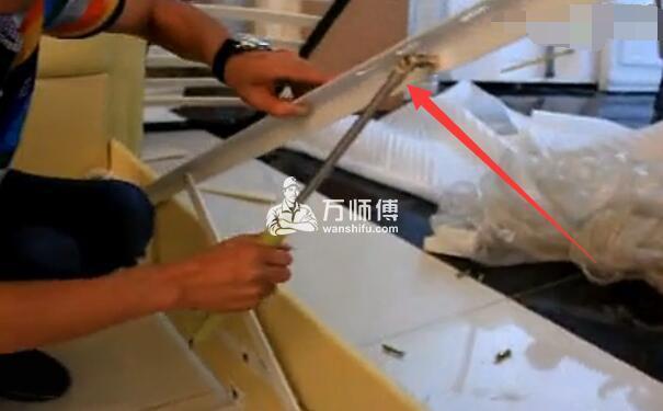 排骨架实木高箱床安装步骤,掀背式板式气压床组装方法图解