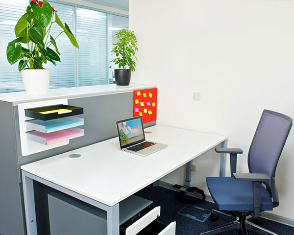 室内装饰桌子的理想办公桌摆放方案是把桌子牢牢地贴在墙上.