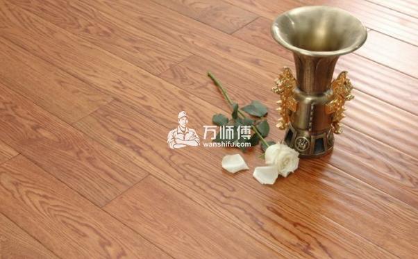 实木地板选购技巧,参考甲醛、耐磨、划痕三方面,何愁不耐用！