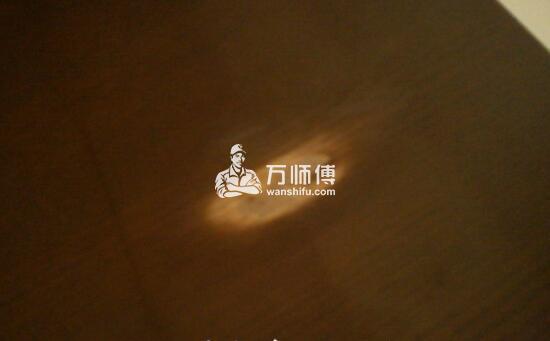 怎样修桌子?实木桌子砸了个洞能补吗？没想到修补如此简单！