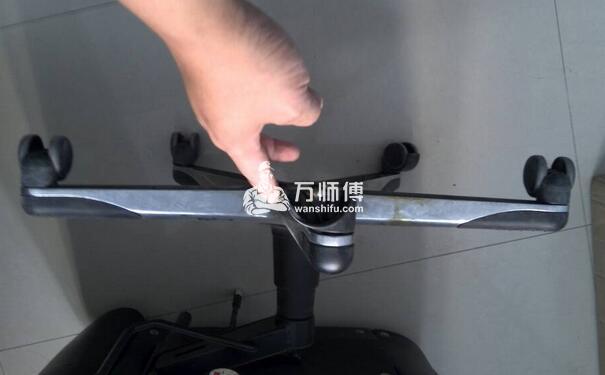 电脑椅万向轮怎么拆？座椅卡簧万向轮如何拆卸更换？