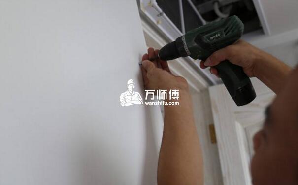 师傅上门安装入墙衣柜的全过程