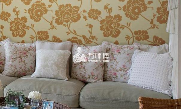 墙纸没贴好皱了怎么办 壁纸起褶皱修平整处理方法 万师傅