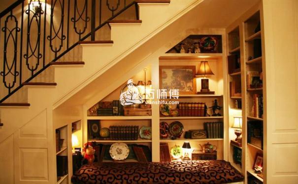 【客厅收纳】小户型客厅巧装家具,沙发底下也能储物！-万师傅