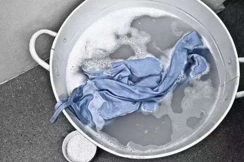 衣服洗完发黄还变硬小心洗衣误区洗衣机清洁是必备