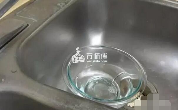 如何清洁洗手盆水垢 橱柜洗菜盆水槽清洗步骤与清洁要点 万师傅