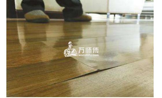 万师傅支招:强化地板开裂原因,处理方案？兼顾日常保养！