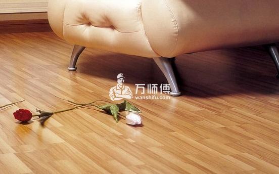 怎样清洁地板上的灰尘?地板缝隙灰尘的清理方法