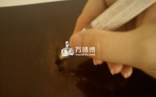 怎样修桌子?实木桌子砸了个洞能补吗？没想到修补如此简单！