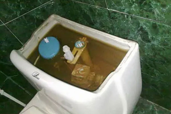 密封不严格的问题,或者马桶水箱内有泥沙,水垢等污垢,附着在冲水阀的